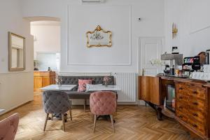 A seating area at Beletage-Boutique Hotel