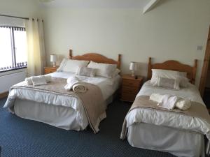een slaapkamer met 2 bedden en handdoeken bij Seawater View Accomadation - Accommodation only in Red Castle
