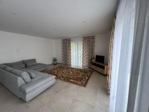a living room with a couch and a television at Villa ursu in Die
