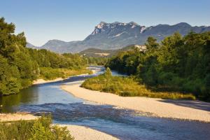 a river with trees and a mountain in the background at Villa ursu in Die