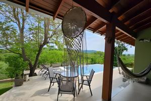 Casa Orquídeas, com piscina aquecida e vista, 3Q في بونيتو: فناء مع طاولة وكراسي وشبكة نت