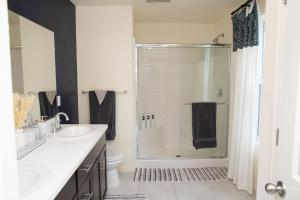 マーセドにあるModern 5 bed near hospitals and UC Mercedのシャワーと洗面台を備えた白いバスルーム +27枚の写真