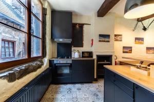 Η κουζίνα ή μικρή κουζίνα στο Appartement atypique - coeur historique de Liège
