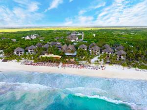 una vista aérea de un resort en una playa en Mia Tulum Beachfront Resort - Ocean View Suites and Beach Club, en Tulum