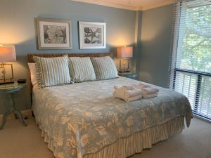 Un dormitorio con una cama con toallas. en 922 Cutter Court at The Sea Pines Resort, en Hilton Head Island 17 fotos más