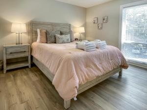 ein Schlafzimmer mit einem Bett mit Handtüchern darauf in der Unterkunft 852 Ketch Court at The Sea Pines Resort in Hilton Head Island + 18 Fotos