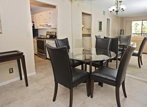ein Esszimmer und eine Küche mit einem Glastisch und Stühlen in der Unterkunft 916 Cutter Court at The Sea Pines Resort in Hilton Head Island + 10 Fotos