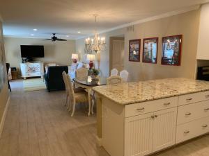 Una cocina con una mesa y un comedor. en 922 Cutter Court at The Sea Pines Resort, en Hilton Head Island