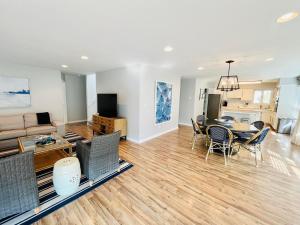 Una sala de estar y un comedor con mesa y sillas. en Salisbury street 207, en Rehoboth Beach