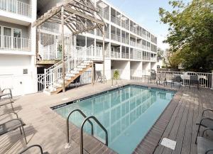 Πισίνα στο ή κοντά στο Wilmington avenue 50 #102