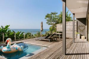 乌姆德洛蒂Maison De Plage的游泳池的甲板上有一只充气鸭子