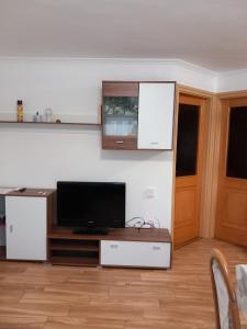a living room with a flat screen tv on a table at Középső szint in Zamárdi
