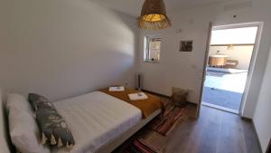 una camera da letto con un letto in una stanza con una finestra di Eco Charm Discovery Quinta da Oliveirinha a Helenos Altre 85 foto