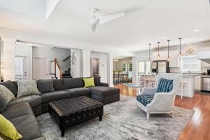 una sala de estar con un sofá y una mesa en Tingle avenue 624, en Bethany Beach