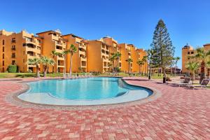 a swimming pool in the middle of a courtyard with buildings at Princesa De Penasco in Punta Penasco New