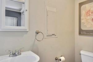 une salle de bain avec un lavabo et un miroir et des toilettes dans l'établissement Scarborough village 308, à Rehoboth Beach 8 autres photos
