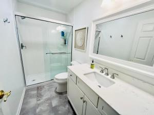 Un baño con inodoro, lavabo y ducha. en Salisbury street 207, en Rehoboth Beach 12 fotos más