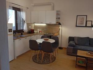 a kitchen and a living room with a table and chairs at Portaria Escape in Portaria