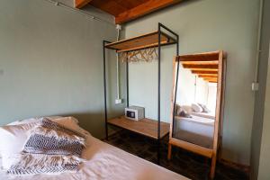 Una cama o camas en una habitación de Pioneros Suites by Grupo Tierra Gaucha