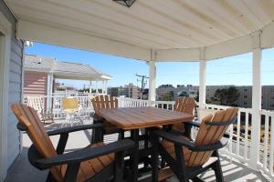 リホボスビーチにあるMaryland avenue 13bの木製テーブル