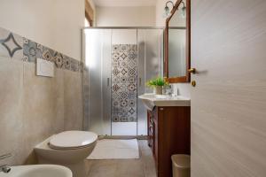 un bagno con wc, lavandino e doccia di Dimore Salentine a Felline Altre 36 foto