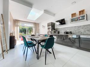 a kitchen and dining room with a table and chairs at Maison de ville avec Jardin in Saint-Quentin +11 photos