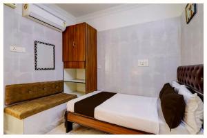 Katil atau katil-katil dalam bilik di Hotel Premium New Madhvik Palace Near Shri Mahakaleshwar Jyotirlinga Temple