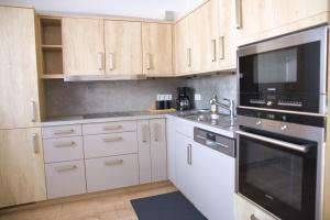 Kuchyň nebo kuchyňský kout v ubytování Beautiful Cosy 2BR Apartment