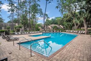 una piscina in un resort alberato di 2294 Heritage Villas at The Sea Pines Resort a Hilton Head Island
