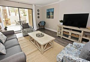 ein Wohnzimmer mit Sofa und Fernseher in der Unterkunft 904 Cutter Court at The Sea Pines Resort in Hilton Head Island