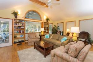 una sala de estar con un sofá y una mesa en Henlopen avenue 62, en Rehoboth Beach