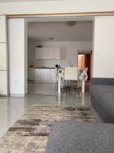 Kuchyňa alebo kuchynka v ubytovaní Apartment Kampor 3