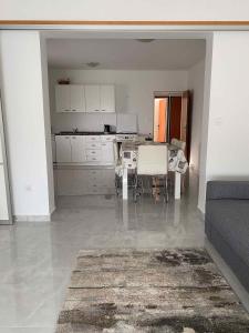 Kuchyňa alebo kuchynka v ubytovaní Apartment Kampor 3