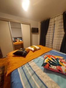 two twin beds in a bedroom with a mirror at La Tine Acasă Rezidence in Oradea +44 photos