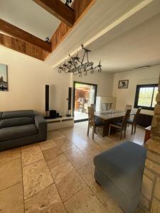 un salon avec un canapé et une table dans l'établissement Brigantine 3, à La Ciotat