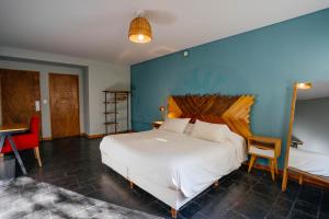 Una cama o camas en una habitación de Pioneros Suites by Grupo Tierra Gaucha