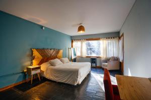 Una cama o camas en una habitación de Pioneros Suites by Grupo Tierra Gaucha