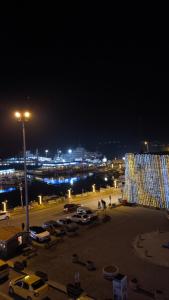 een parkeerplaats met auto's die 's nachts op een parkeerplaats staan geparkeerd bij Gelibolu Elisa Hotel in Gelibolu +9 foto's