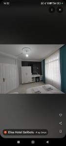 een foto van een slaapkamer met een bed in een kamer bij Gelibolu Elisa Hotel in Gelibolu