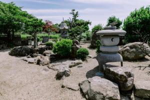 Garður fyrir utan 出雲古民家の宿みだみ