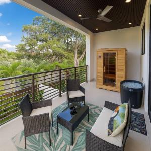 Μπαλκόνι ή βεράντα στο Jungle Serene Lux Home with Pool Sauna Ice Bath