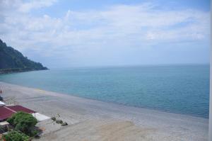 una playa vacía junto a un gran cuerpo de agua en Black Sea Hotel, en Kvariati