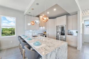 una cocina con una gran encimera de mármol en una habitación en Chic Ocean Hideaway with Grill, en Cayo Largo