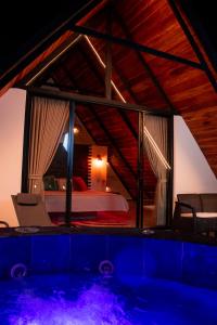 Bazén v ubytování Glamping Pedro 3 nebo v jeho okolí