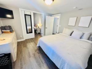 een slaapkamer met een groot wit bed en een bureau bij Central avenue 33476 in Frankford