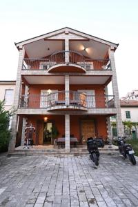 zwei Motorräder, die vor einem Gebäude geparkt sind in der Unterkunft Apartmani Santa Barbara in Trebinje