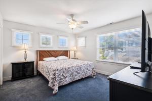 Un dormitorio con una cama y un ventilador de techo. en Tingle avenue 624, en Bethany Beach