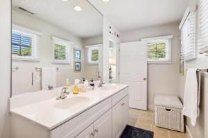Baño blanco con 2 lavabos y espejo grande en Tingle avenue 624, en Bethany Beach 39 fotos más