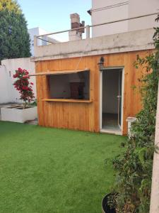 a house with a yard with green grass at La Maison d'Alinès in Figueira da Foz