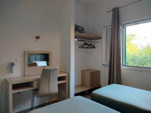 Camera con 2 letti, scrivania e finestra. di Oliveland Apartments a Kávos Altre 22 foto